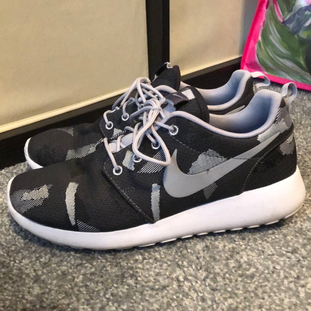 Nike Roshe Grey print